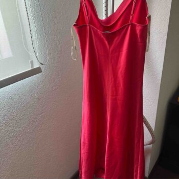 Vestido cóctel rosa satin de Julio de segunda mano - GoTrendier