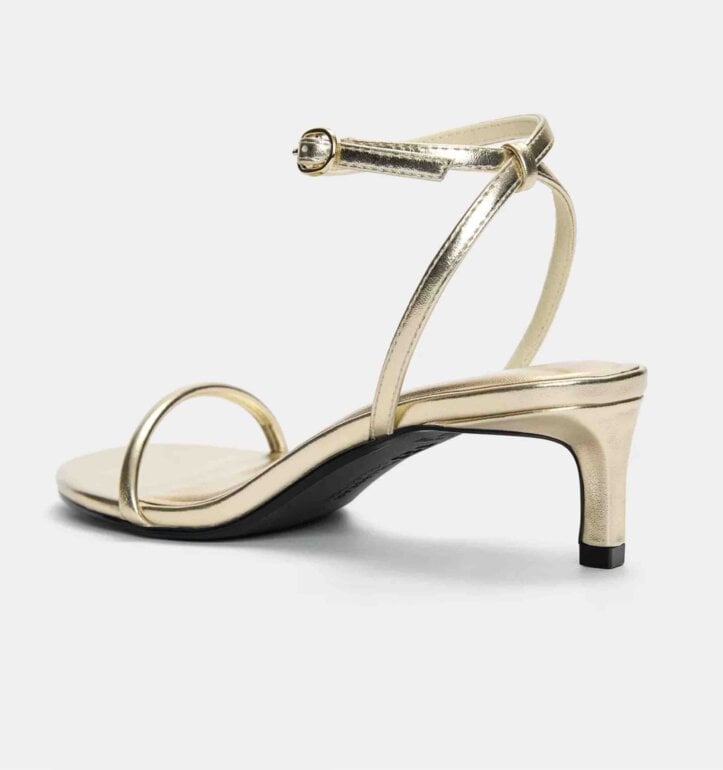 Sandalias de tacón doradas de Pull & Bear de segunda mano