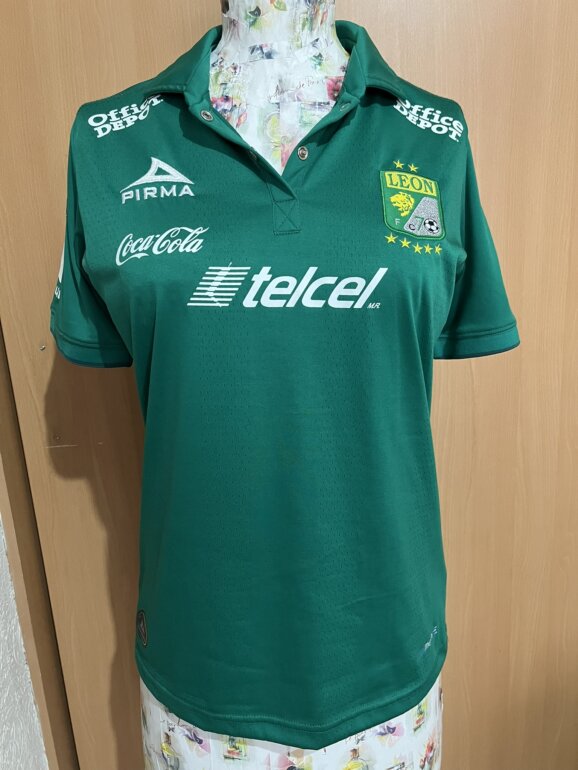 Playera deportiva equipo de fútbol León de Pirma de segunda mano