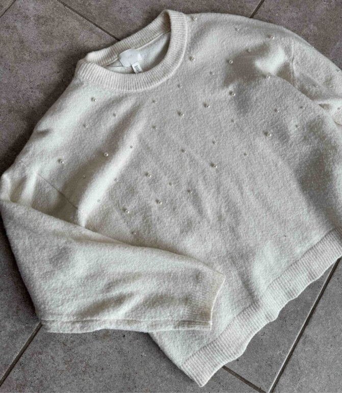 Suéter blanco con perlas de H&M de segunda mano GoTrendier