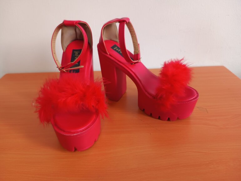 Tacones rojos tipo bratz con peluche de Otras marcas de segunda