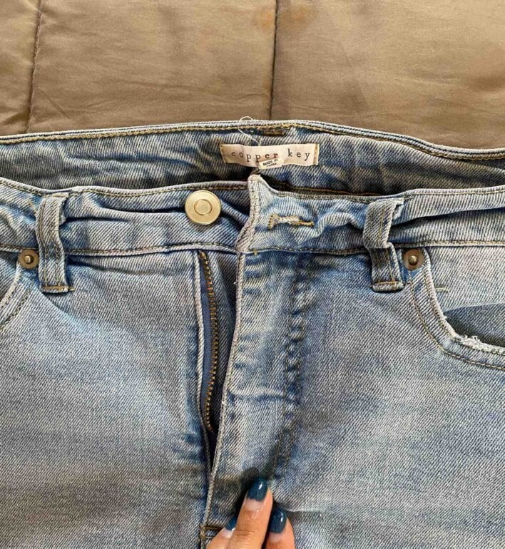 Pantalon rodillas rotas tipo flare de Cooper Key de segunda mano