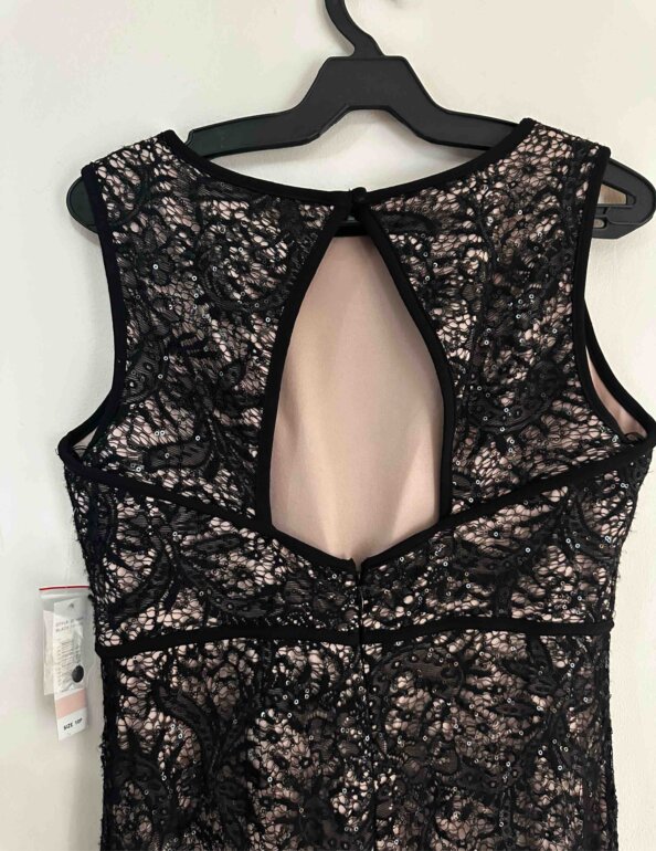 Vestido de noche con encaje negro de Nightway de segunda mano