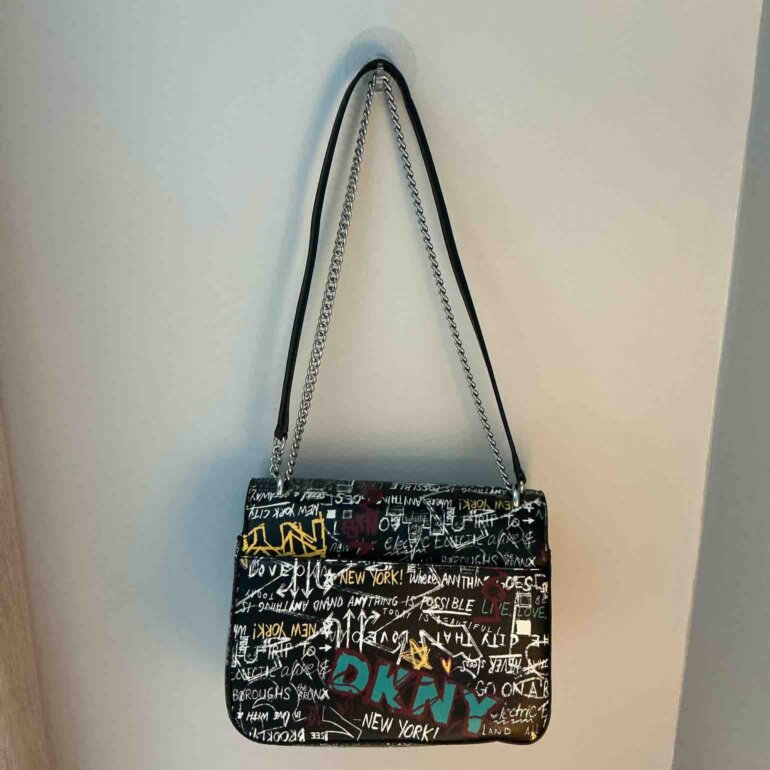 ✨ Bolsa DKNY Graffiti Chain Bag ✨ de segunda mano GoTrendier