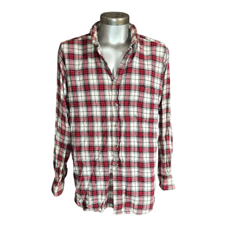 camisa de cuadros rojo y blanco