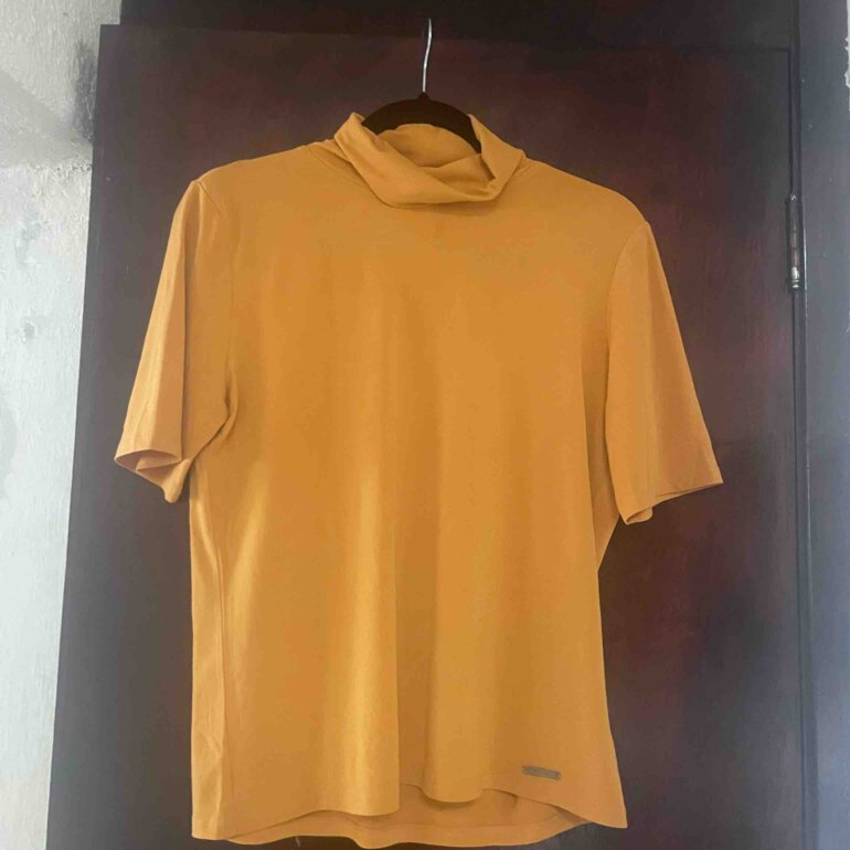 Blusa color mostaza Michael Kors de segunda mano GoTrendier