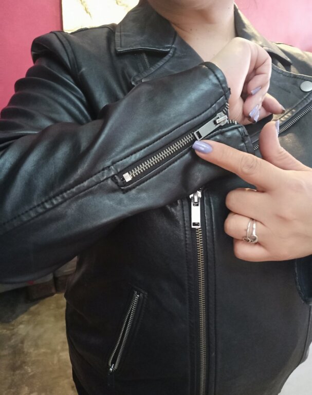 Chamarra de piel negra de Old Navy de segunda mano GoTrendier