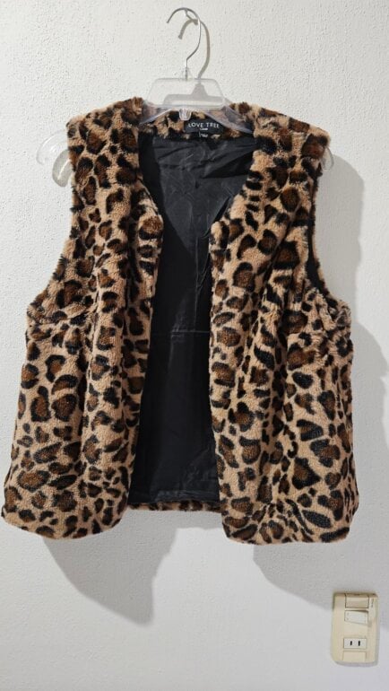 Chaleco leopardo 🐆 de Love Tree de segunda mano GoTrendier