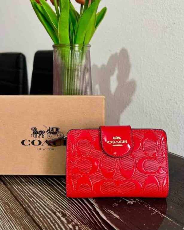 Cartera roja de charol de Coach de segunda mano GoTrendier