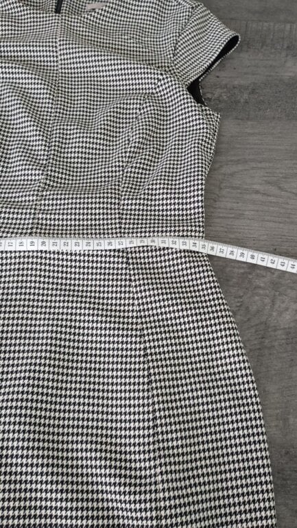 Vestido tipo lápiz cuadriculado gris de Zara de segunda mano