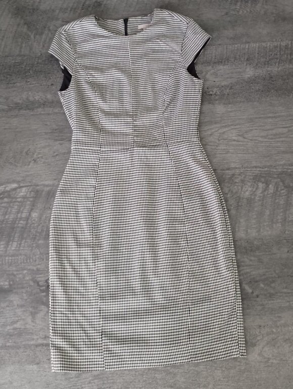 Vestido tipo lápiz cuadriculado gris de H&M de segunda mano