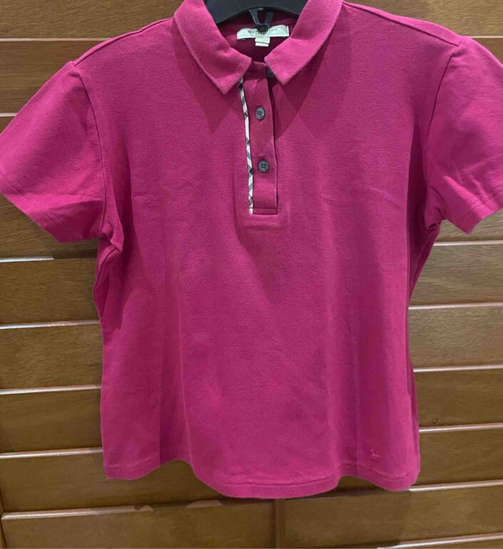 Camisa polo Burberry color magenta de segunda mano GoTrendier