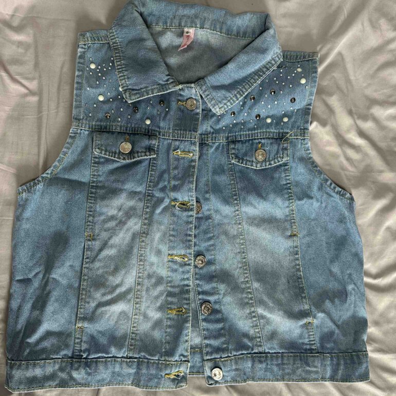 Chaleco de mezclilla con pedrería de Otras marcas de segunda mano