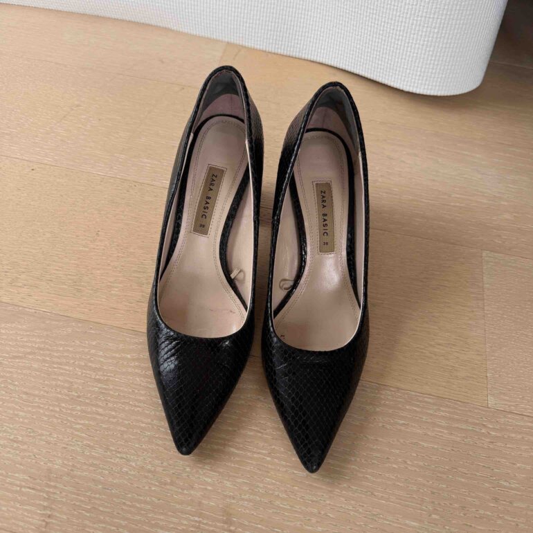 Tacones negros en punta de Zara de segunda mano GoTrendier