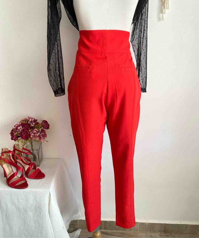 Pantalón rojo tipo Zara tiro alto M de Otras marcas de segunda