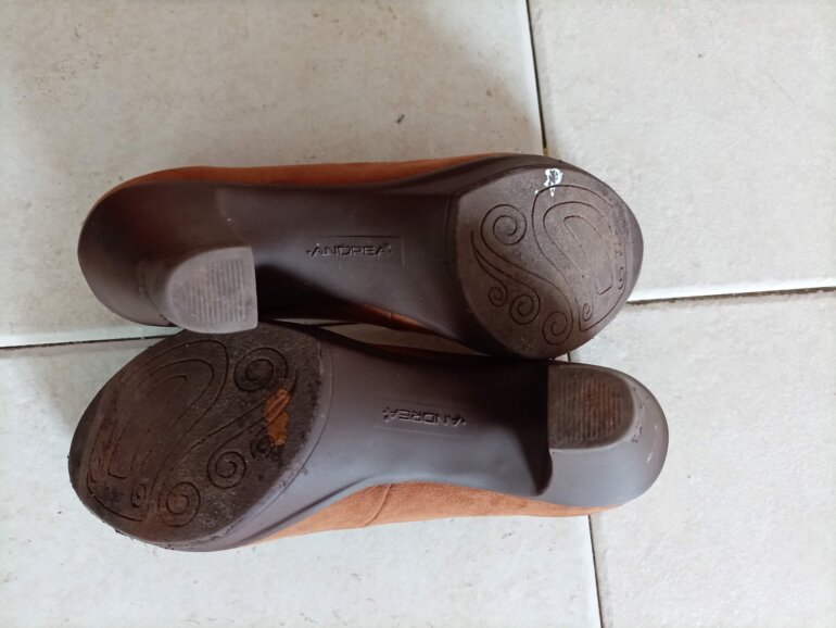 Zapatillas color camel marca Andrea de segunda mano GoTrendier