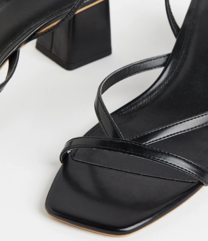 Sandalias tacón cuadrado negro de H&M de segunda mano GoTrendier