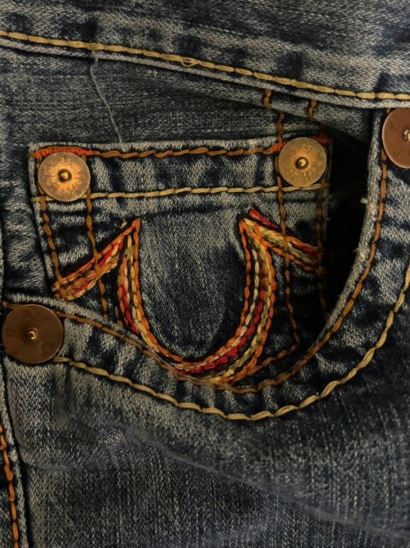 TRUE RELIGION rainbow bobby 白ステッチ 28 True Religión Rainbow Bobby de True Religion Brand Jeans de