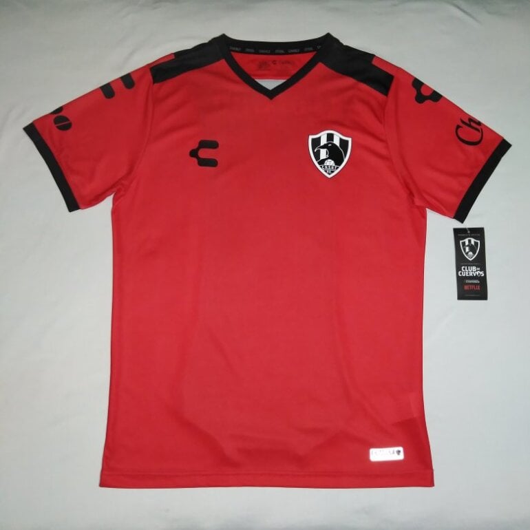 Jersey Club de Cuervos Rojo Netflix Og de Charly de segunda mano