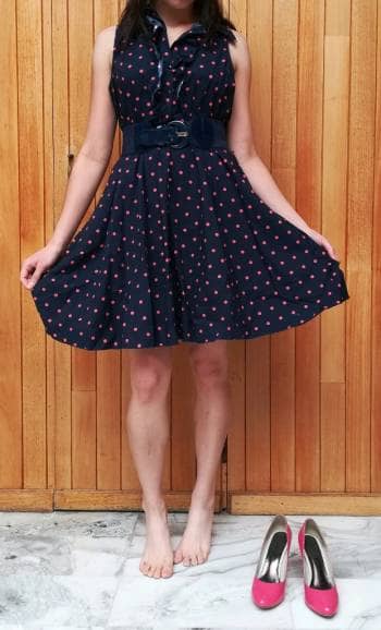 Vestido corto azúl marino con lunares rosas de Bailey Blue de segunda