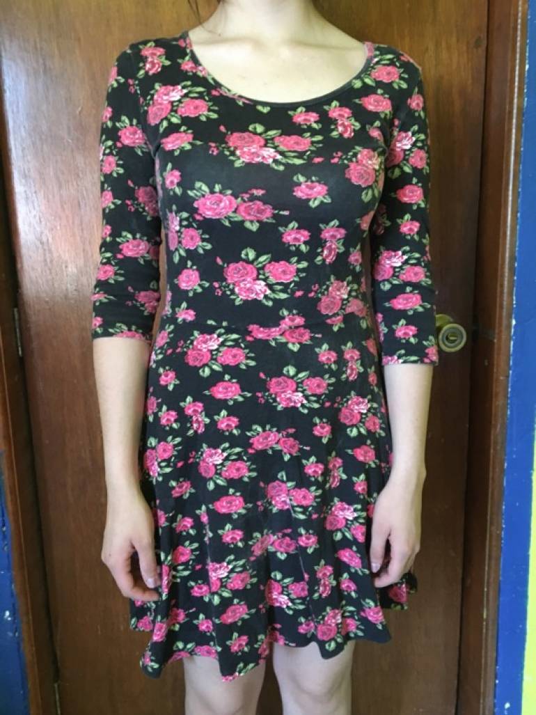 Vestido negro estampado de suburbia de segunda mano - GoTrendier