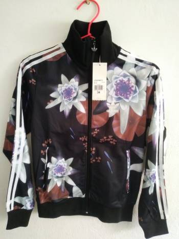 chamarra adidas flores