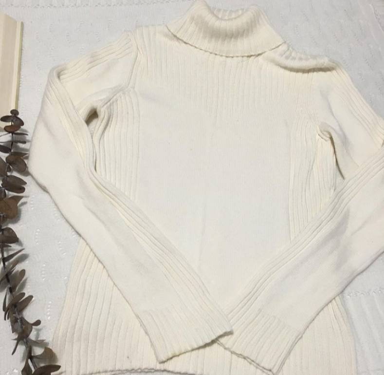 outfit blusa blanca cuello de tortuga