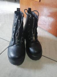 Botines negros tipo combate de shein de segunda mano - GoTrendier