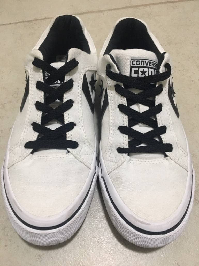 Tenis blancos con agujetas negras Clearance