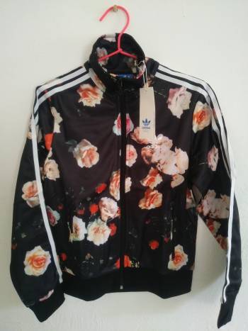 chamarra adidas flores