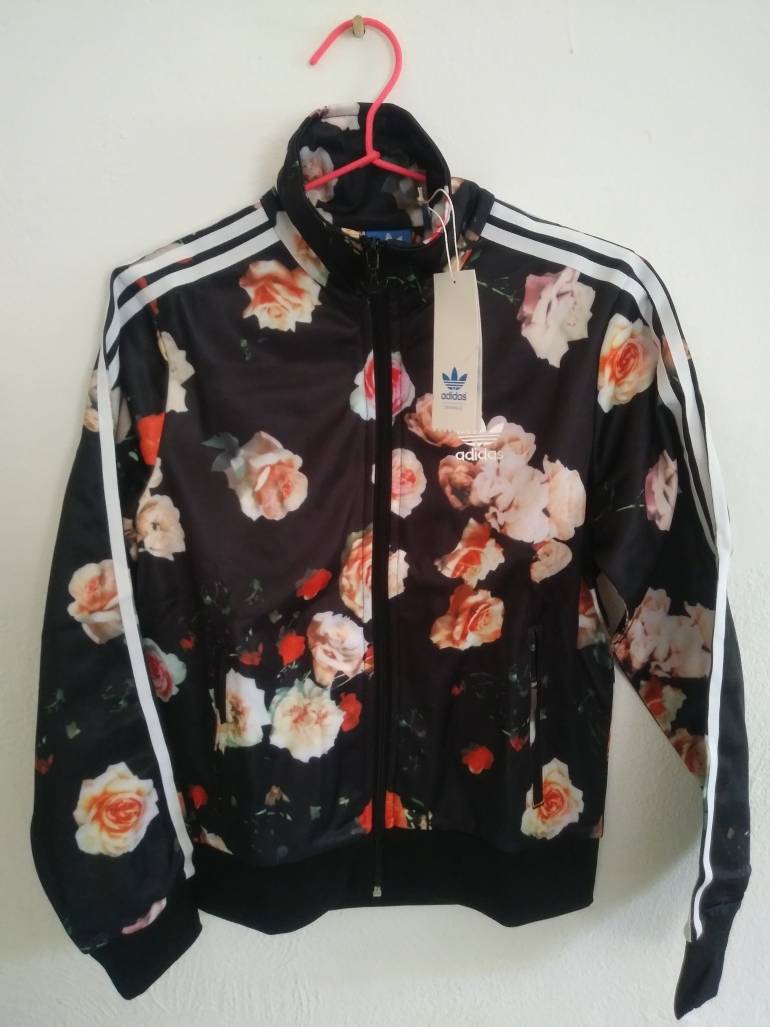 chamarra de flores adidas
