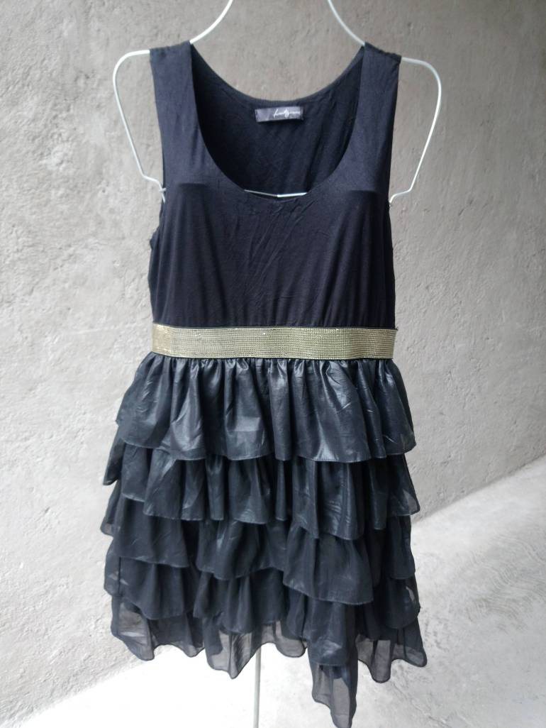 vestido negro con olanes