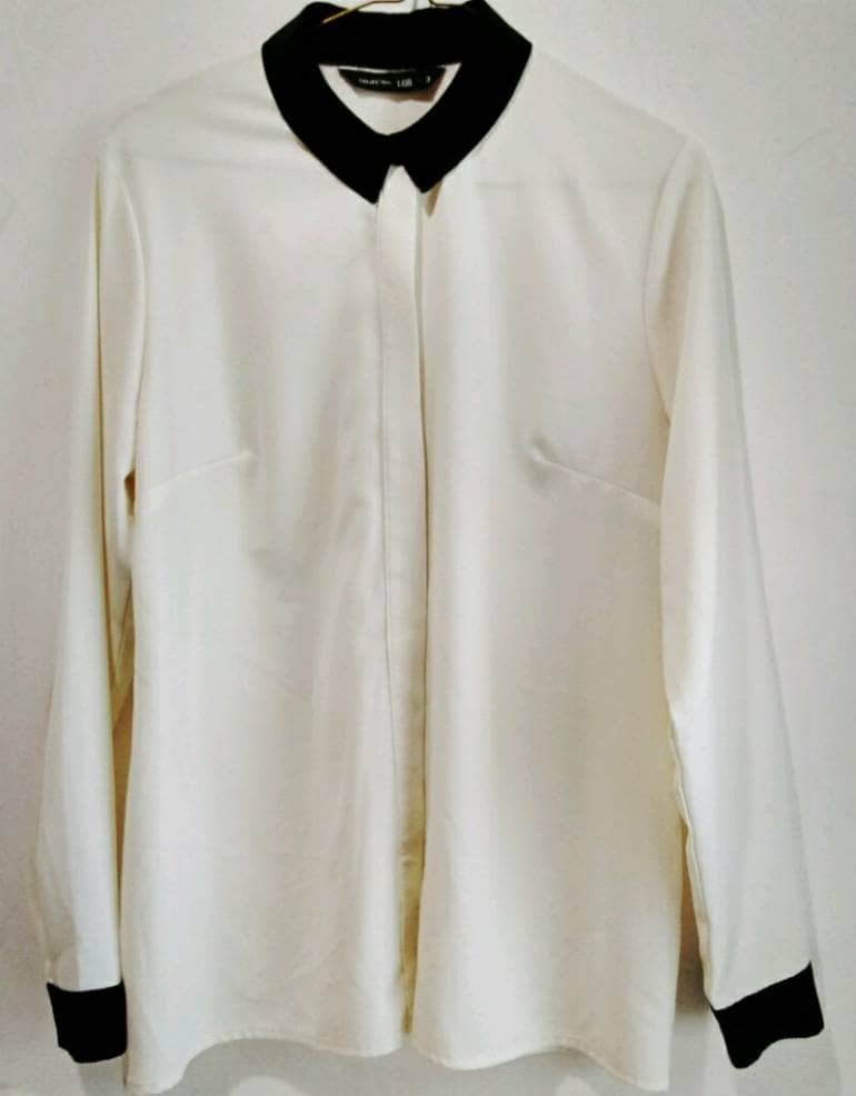Blusa blanca con cuello clearance