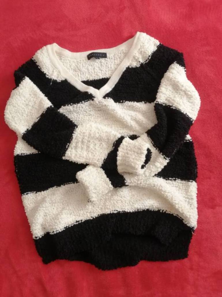 Sueter blanco y negro de Varias marcas de segunda mano GoTrendier