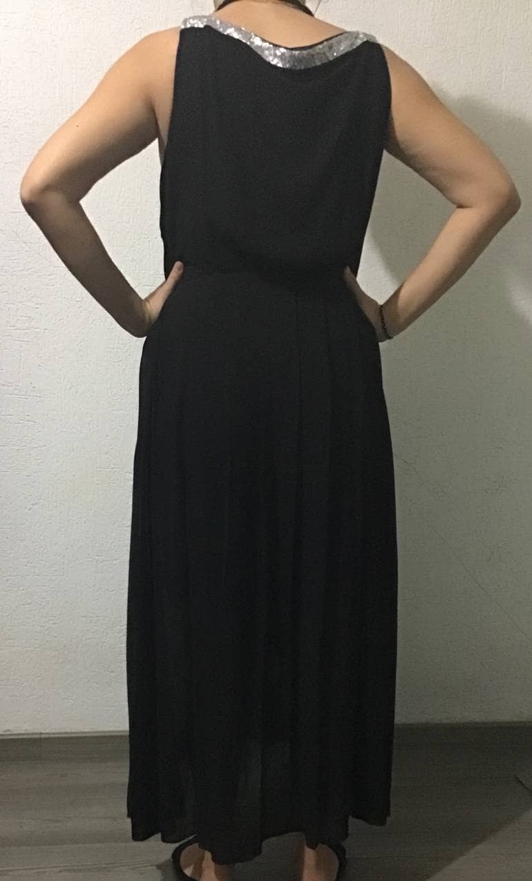 Vestido negro con adorno de lentejuelas plata de Reina Diaz de segunda