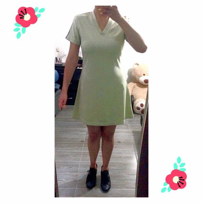 Vestido tipo sport c/línea lateral (S-M) de Otras marcas de segunda mano -  GoTrendier