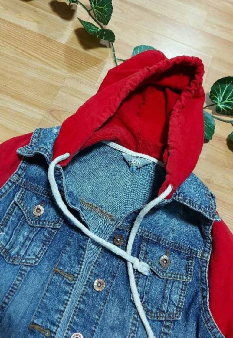 Chamarra de mezclilla Mangas rojas de Ds de segunda mano