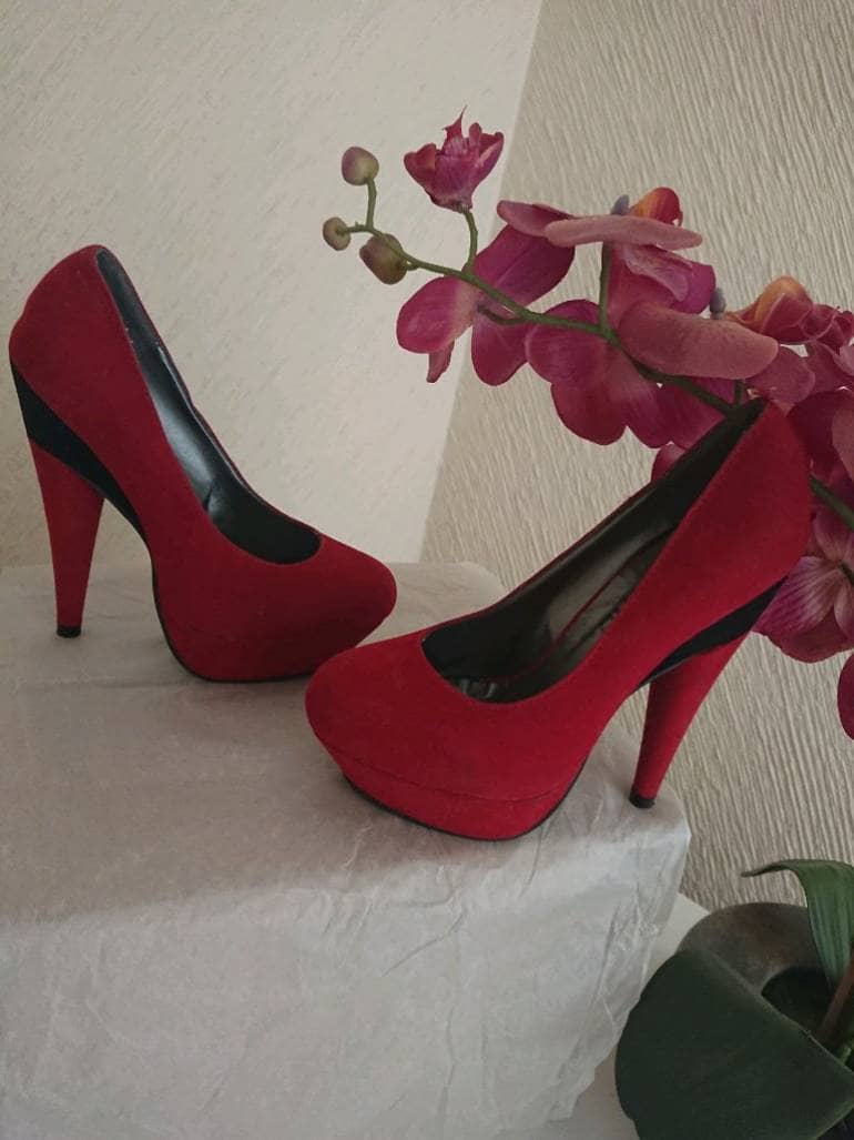 Pumps rojos con negro Capa de Ozono de segunda mano - GoTrendier