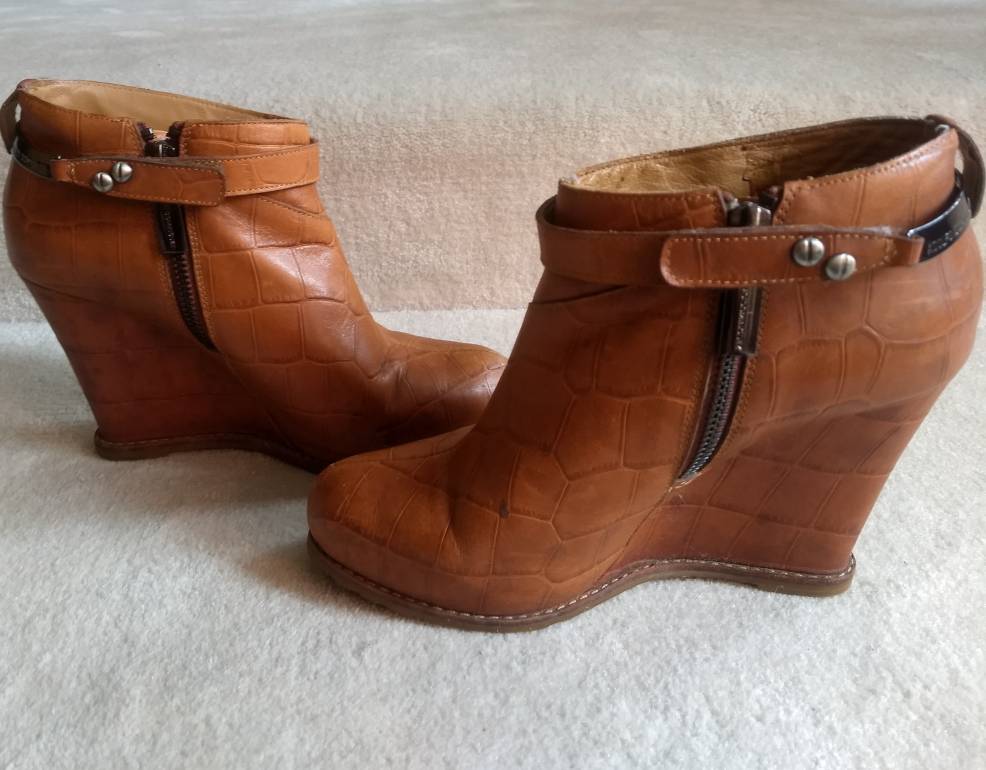 Botines altos wedges de Adolfo Dominguez de segunda mano - GoTrendier