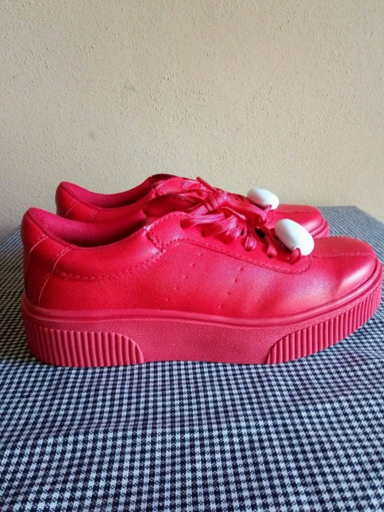Tenis rojos con luces led de Andrea de segunda mano - GoTrendier