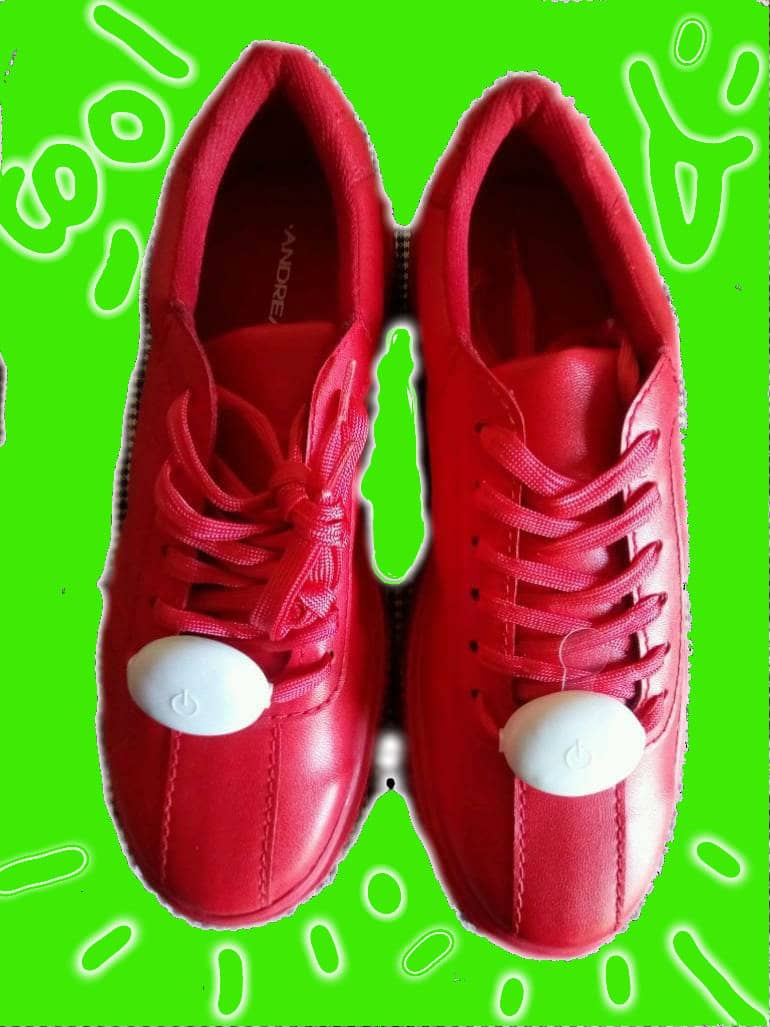 Tenis rojos con luces led de Andrea de segunda mano - GoTrendier