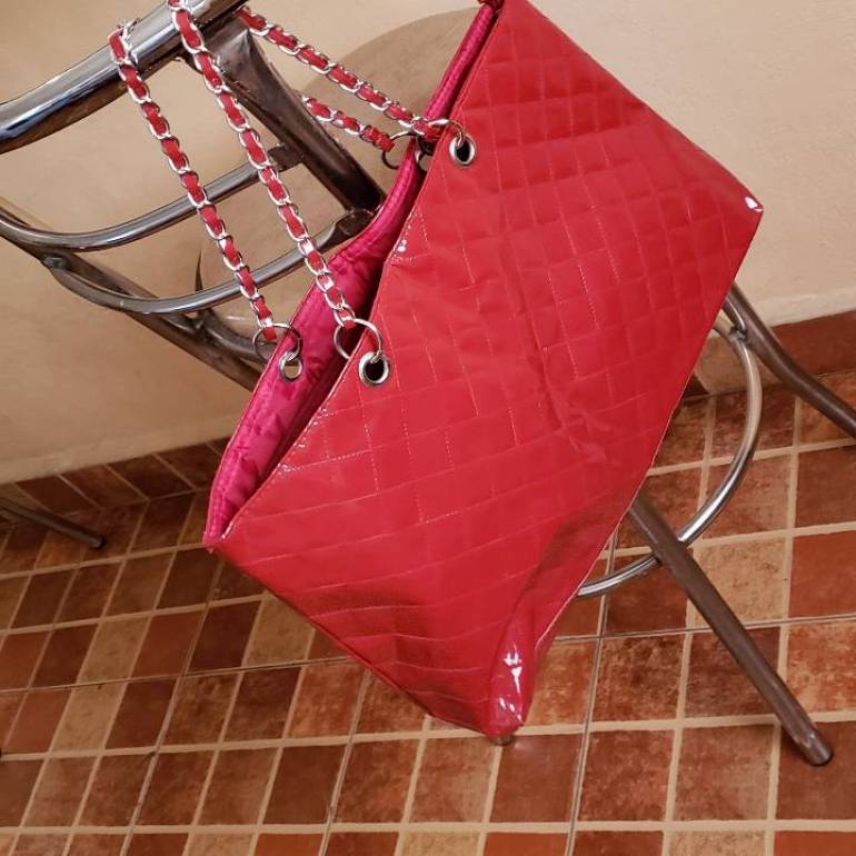 Bolsa grande charol rojo de Esika de segunda mano - GoTrendier
