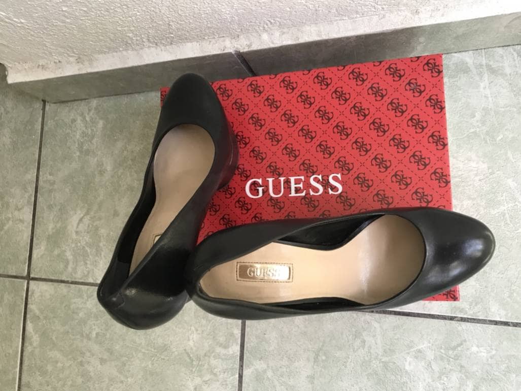 Tacones GUESS negros de segunda mano - GoTrendier