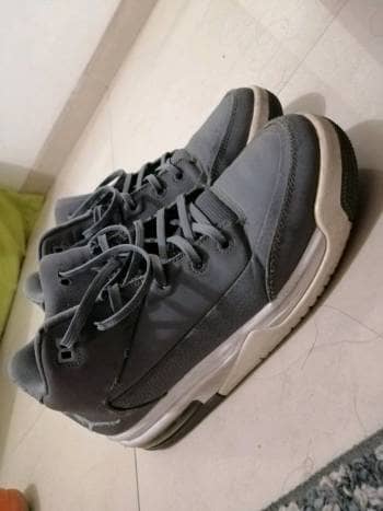 Jordan color gris de segunda mano - GoTrendier