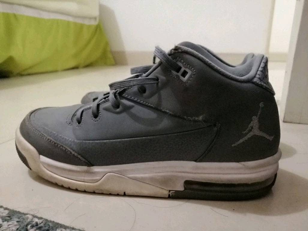 Jordan color gris de segunda mano - GoTrendier