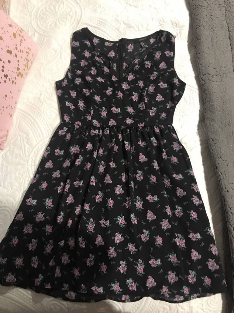 Vestido negro con flores lila de Forever 21 de segunda mano - GoTrendier