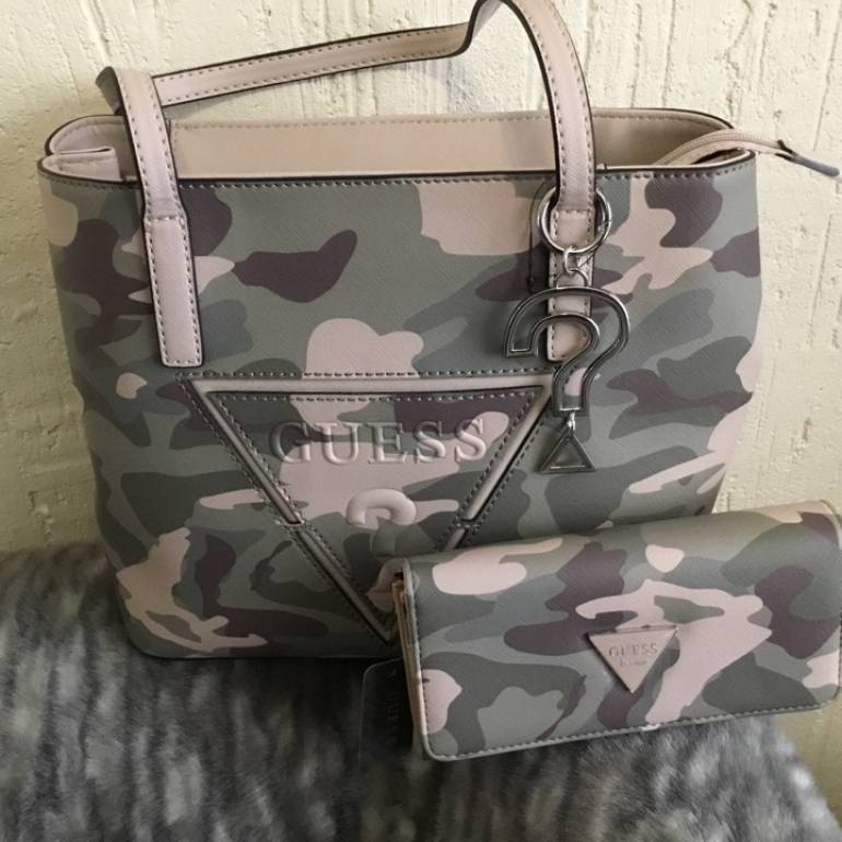 bolso camuflaje guess
