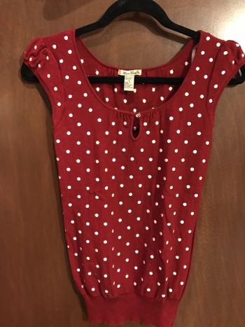 Blusa roja con puntos blancos clearance
