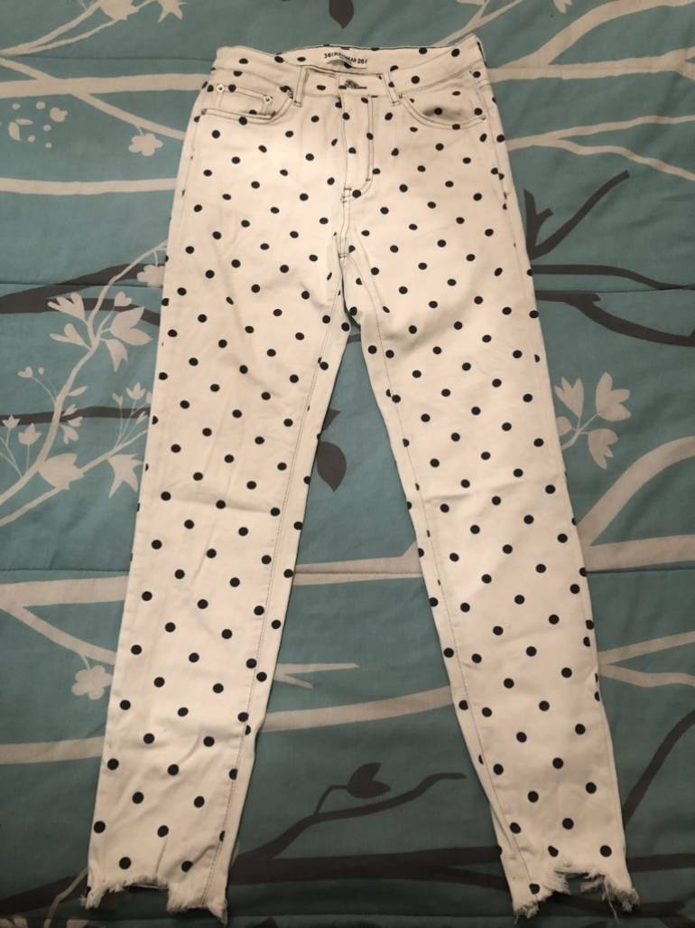 Pantalon blanco con puntos de Pull \u0026amp; Bear de segunda mano - GoTrendier