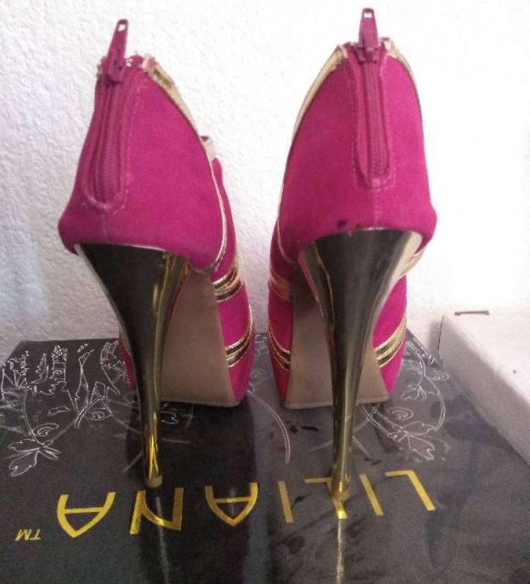 Tacones fucsia estilo gamuza peeptoe oro de Liliana de segunda mano